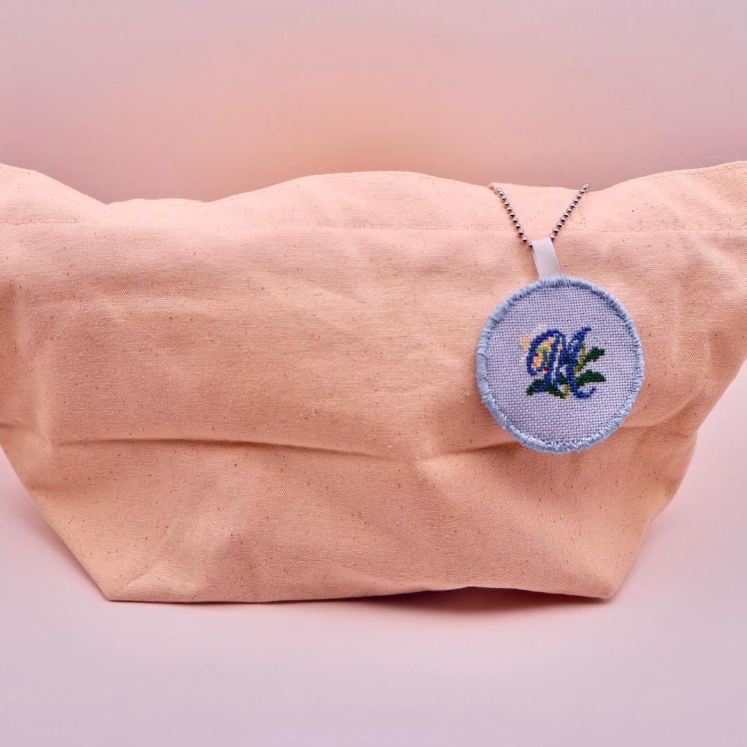 両面刺繍キーホルダー　カサブランカ　青薔薇　イニシャル　クロスステッチ刺繍 | 5枚目